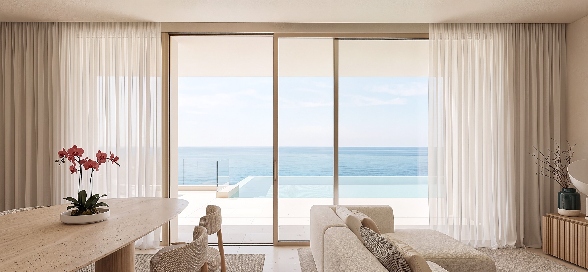 Salón de Cala Blanca abierto a las vistas del Mediterráneo